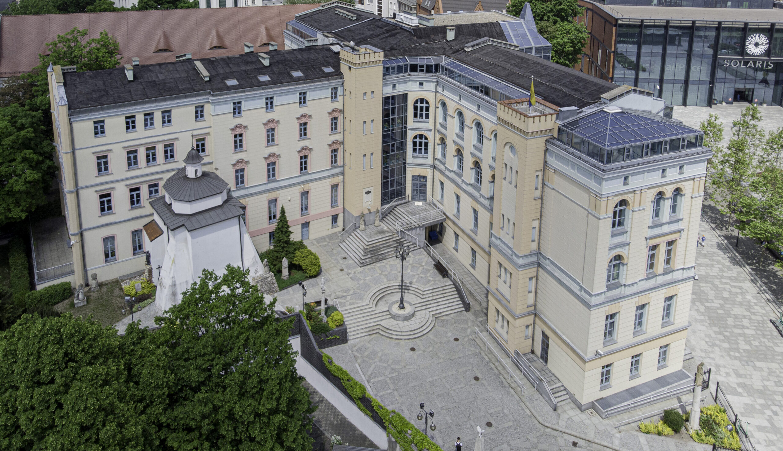 Budynek Collegium Maius od strony dziedzińca